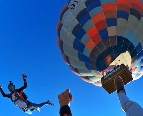 salto en paracaídas desde globo aerostático